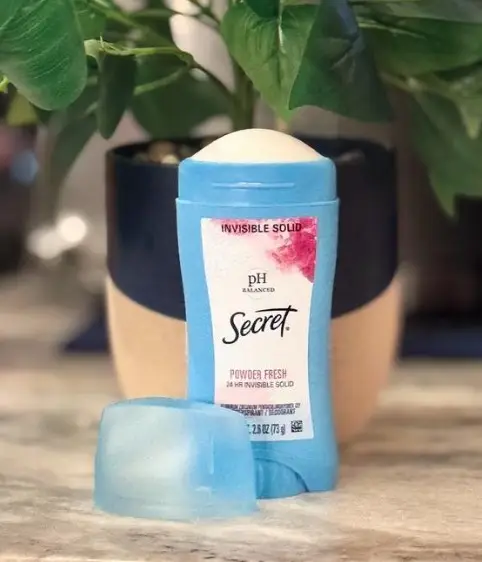 Déodorant anti-transpirant solide Secret Invisible, Fraîcheur Poudre, un produit sur lequel vous pouvez compter, jour après jour - Image 3