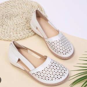 Oiangi – Sandales plates fermées pour femme – Chaussures d'été décontractées à plateforme ajourée en maille – Couleur Blanche Taille 37