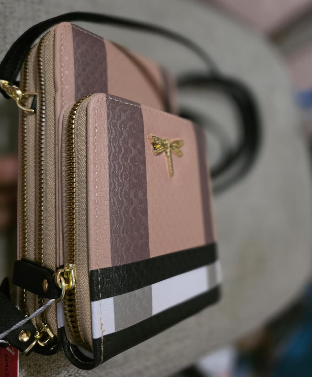 ICONIC BAG Portefeuille Femme Élégant – Rose Nude & Noir – Détail Libellule Chic - Image 2