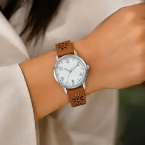 Montre analogique pour femmes Time and Tru : boîtier rond ton argent bracelet perforé