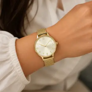 Montre ronde dorée pour femmes Time and Tru avec bracelet en maille d'orée