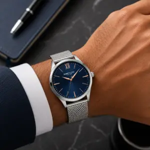 Kenneth Cole Reaction Montre classique à bracelet maille, Élégance, Précision, Charisme Boîtier de 44 mm Numero : 497