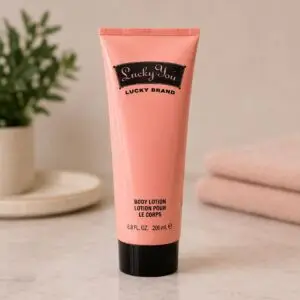 Lotion pour le corps Lucky You par Liz Claiborne (Tube)200ML hydrate la peau tout en laissant derrière elle le parfum signature Lucky You