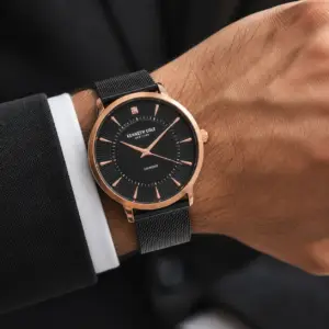 Montre Homme Kenneth Cole 45 mm – Bracelet Mesh Noir & Boîtier Rose Gold Numero : 750