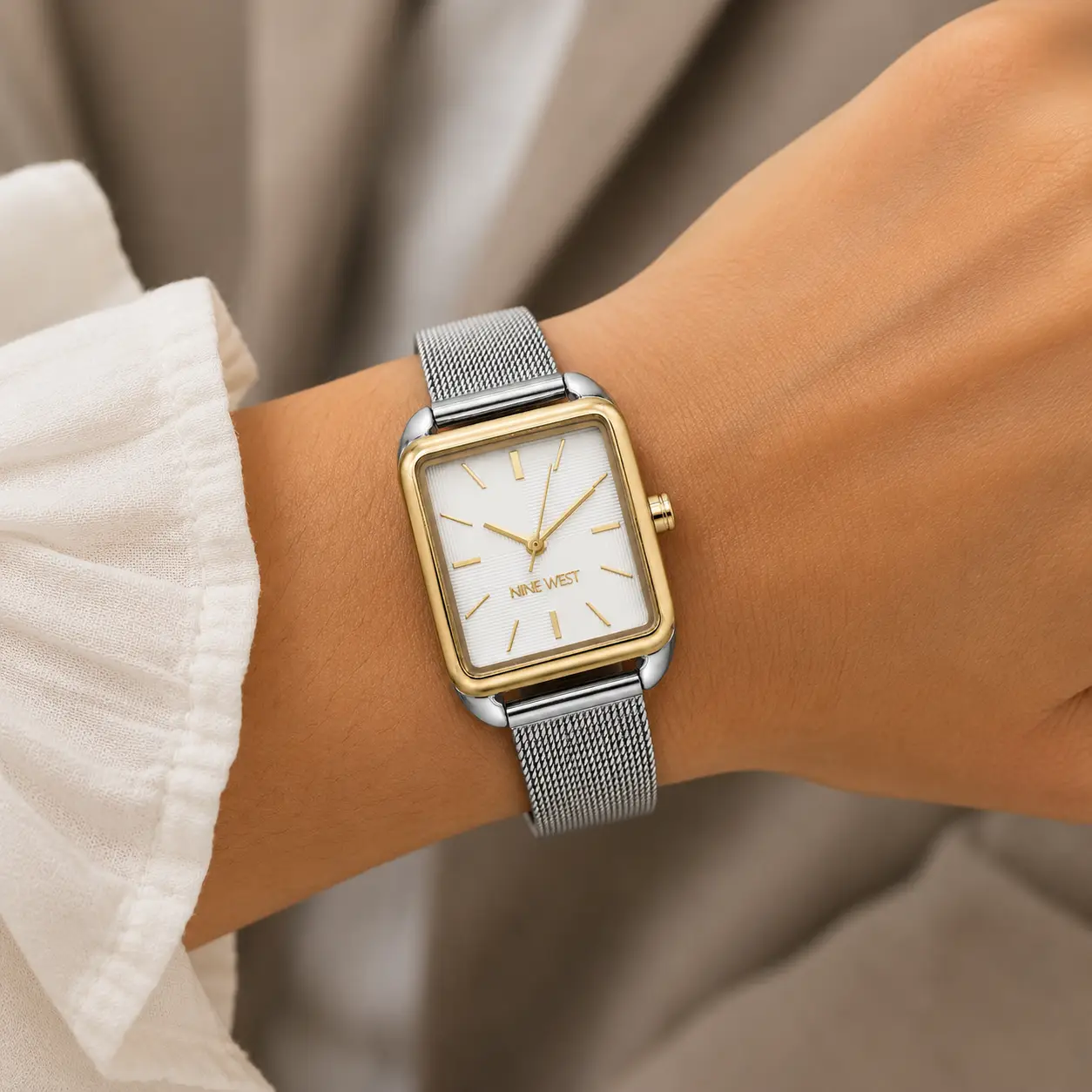 Montre femme Nine West élégante avec bracelet en maille métallique argentée et cadran carré