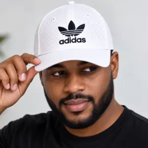 Casquette Adidas AEROREADY – Blanche avec logo Noir Trefoil Adidas noir brodé sur le devant