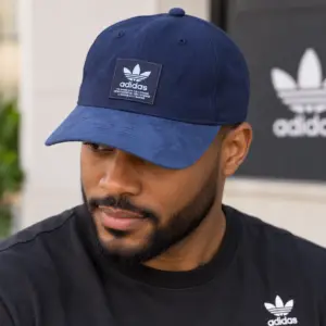 Casquette Adidas Originals – Bleu Marine avec Visière Effet Suédé